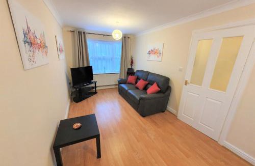 Sittingbourne House | Friars Walk 2 with 2 bedrooms, 2 bathrooms, fast Wi-Fi and private parking