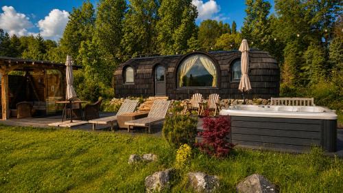 Comarnic Other | Friday Inn Igloo - Jacuzzi încălzit, Foișor cu încălzire infraroșu si videoproiector, Intimitate, Natură, Priveliște & Iaz - Escapadă romantică premium într-un tiny house unic în Romania - La doar o oră de București si 25 min de Sinaia