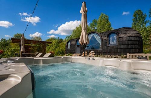 Comarnic Other | Friday Inn Igloo - Jacuzzi încălzit, Foișor cu încălzire infraroșu si videoproiector, Intimitate, Natură, Priveliște & Iaz - Escapadă romantică premium într-un tiny house unic în Romania - La doar o oră de București si 25 min de Sinaia