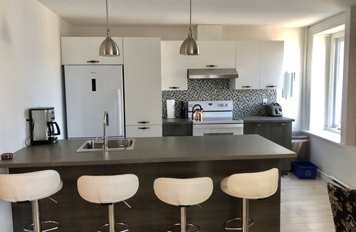 Desjardins Apartment | FRIENDLY Apartment 10 Guests Castle View