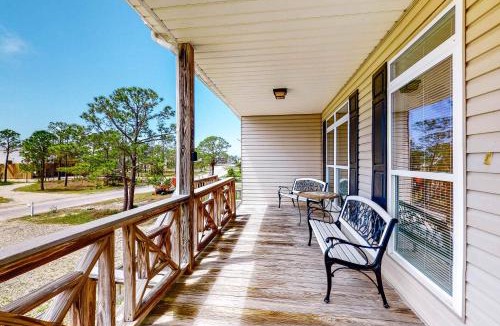 Audubon Place House | Friendly Duplex with Full Kitchen Central AC Washer Dryer & High-Speed WiFi