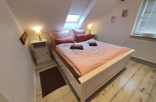 Dersdorf Apartment | Friendly Home - "Helles Dachstudio" Köln Bonn Phantasialand