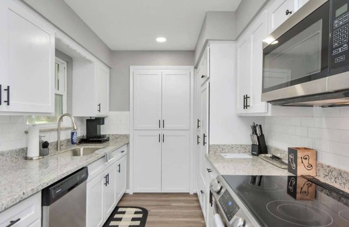 Friendswood House | Friendswood 4BR: Fun Backyard w/Pool, Spa, Grill