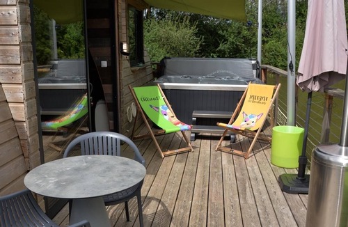 Chablis Cabin | Frogs floating cabin with private spa