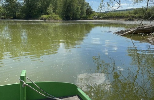 Chablis Cabin | Frogs floating cabin with private spa