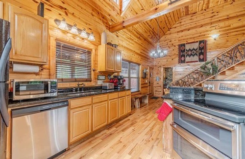 Cleveland Cabin | FROHE HUTTE l PRIVATE LUXURY GETAWAY & GAME ROOM