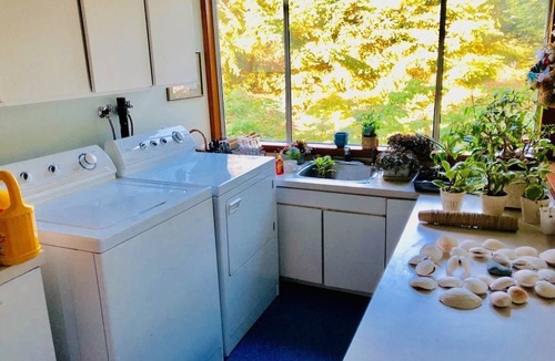 Saanichton House | From Butchart To Beaches, Make Our Home Your Home Away From Home Year Round.