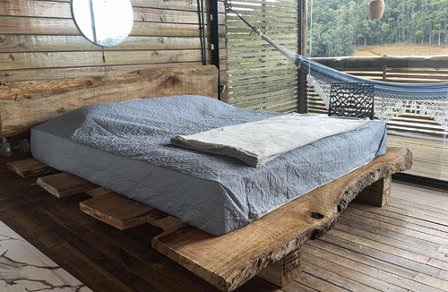 Vitor Hugo Cabin | Front