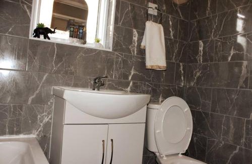 Eltham West Apartment | Front House suite