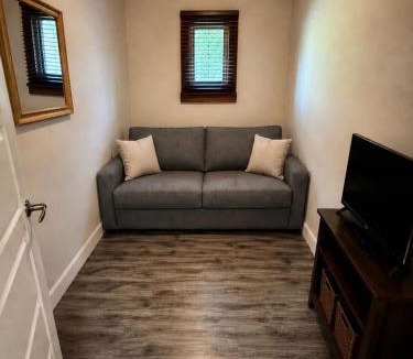 Cheneville Ski Chalet | Front LAKE Simon HOT TUB 4br 16p BEACH private