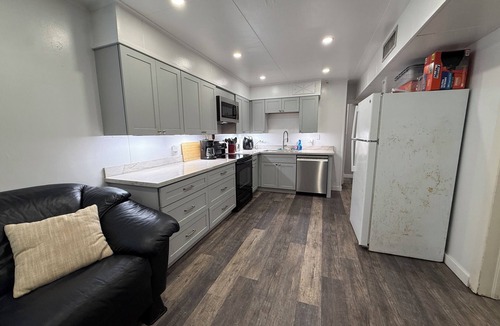 Venice Boat Rental | FRONT ROW VENICE MARINA 3 Bed 1 Bath Sleeps 10 HUGE FRONT DECK WD, ICE WIFI & TV