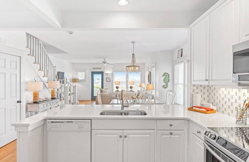 Flora's Bluff House | Front Row View of the Ocean Luxury 5 Star Sleeps 10 Pet Friendly w BHI Club