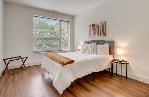 Yankee Hill Apartment | Frontdesk | 1 BR Apt by the Milwaukee Art Museum