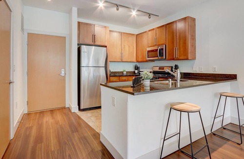 Yankee Hill Apartment | Frontdesk | 1 BR Apt by the Milwaukee Art Museum