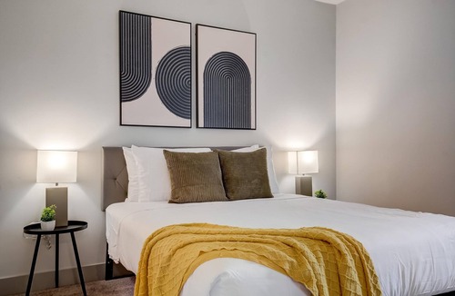Broad Ripple Apartment | Frontdesk | 1 BR Apt by The Vogue Theatre
