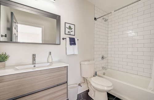 East Walnut HIlls Apartment | Frontdesk | 1 BR close to Krohn Conservatory