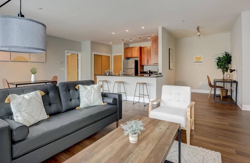 Yankee Hill Apartment | Frontdesk | 2 BR Apt close to Discovery World