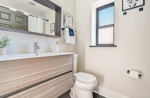 East Walnut HIlls Apartment | Frontdesk | 2 BR Apt near Cincinnati Art Museum