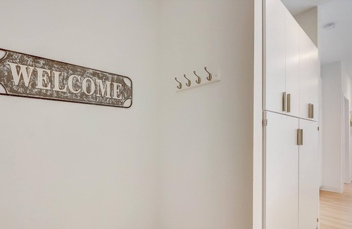 Fifth Ward Apartment | Frontdesk | 2 BR Apt near American Family Field