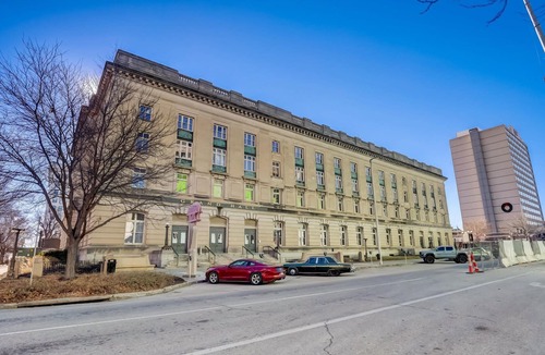 Downtown Lincoln Apartment | Frontdesk | 3 BR Apt by Historic Haymarket