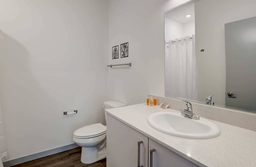 Downtown Lincoln Apartment | Frontdesk | 4 BR Apt close to Mahoney Golf Course
