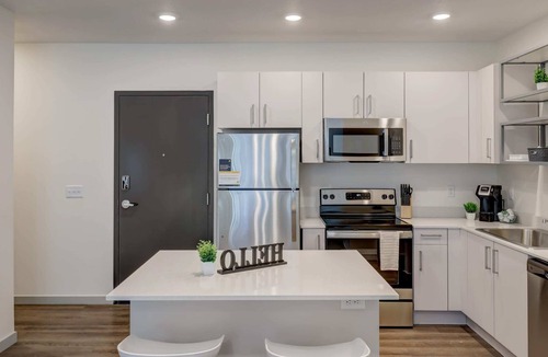 Downtown Lincoln Apartment | Frontdesk | 4 BR Apt close to Mahoney Golf Course