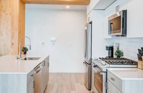 East Town Apartment | Frontdesk | Bright 2 BR luxe Apt by Lake Michigan