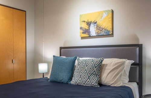 North Shore Apartment | Frontdesk | Bright and Open 2 BR Apt