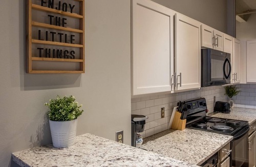 North Shore Apartment | Frontdesk | Bright and Open 2 BR Apt