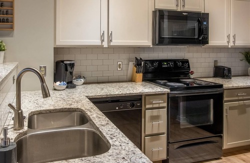 North Shore Apartment | Frontdesk | Bright and Open 2 BR Apt