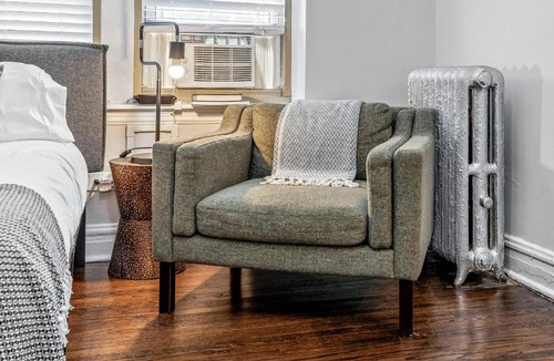 Hyde Park Apartment | FRONTDESK Historic Studio Apt in Hyde Park
