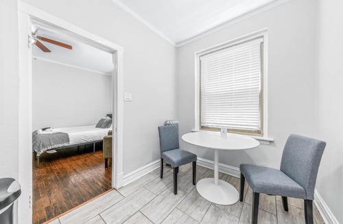 Hyde Park Apartment | FRONTDESK Historic Studio Apt in Hyde Park