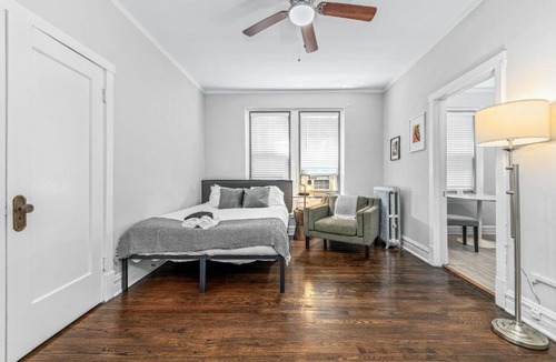 Hyde Park Apartment | FRONTDESK Historic Studio Apt in Hyde Park