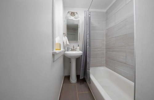 Tri-Taylor Apartment | FRONTDESK Modern 1 Br Apt near the United Center