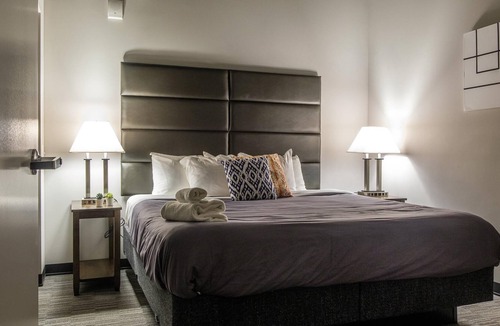 Strip District Apartment | Frontdesk | Modern 2BR in the Strip District