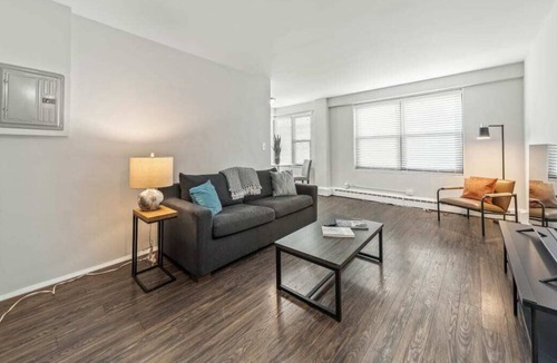 Hyde Park Apartment | Frontdesk | Open 1 BR Apt near Lake Michigan