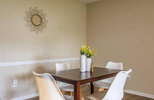 Arlington Apartment | Frontdesk | Opulent 2 BR Apt in Uptown High-rise
