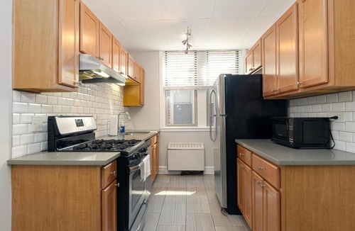 Kenwood Apartment | FRONTDESK Spacious 3 BR Apt near Jackson Park