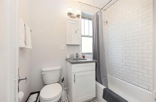 Kenwood Apartment | FRONTDESK Spacious 3 BR Apt near Jackson Park