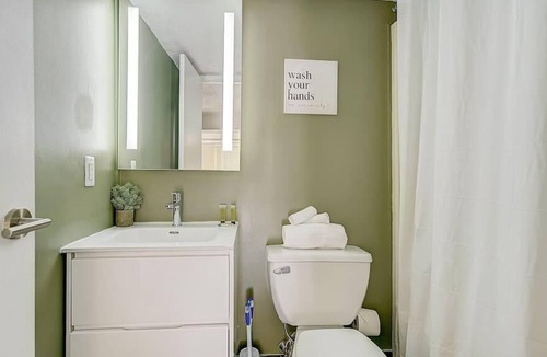 Gayborhood Apartment | Frontdesk | Spacious 1BR Loft by Independence Hall