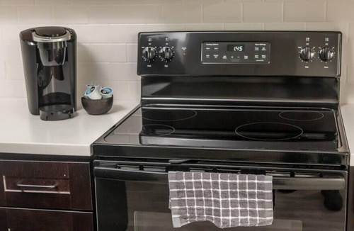 Central Business District Apartment | Frontdesk | Trendy and Bright 1 BR Apt