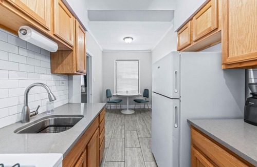 Hyde Park Apartment | FRONTDESK Vintage Studio Apt near Robie House