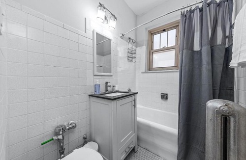 Hyde Park Apartment | FRONTDESK Vintage Studio Apt near Robie House
