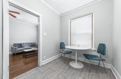 Hyde Park Apartment | FRONTDESK Vintage Studio Apt near Robie House