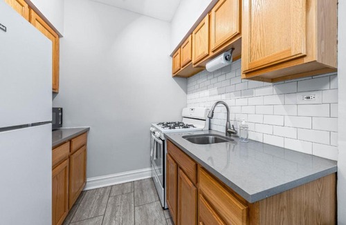 Hyde Park Apartment | FRONTDESK Vintage Studio Apt near Robie House