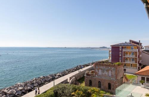 Grado Historic Centre Apartment | Fronte mare con parcheggio!