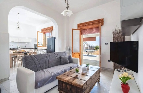 La Strea House | Fronte Mare Exclusive Holiday Home with Sea View, Private Garden, and Air Conditioning