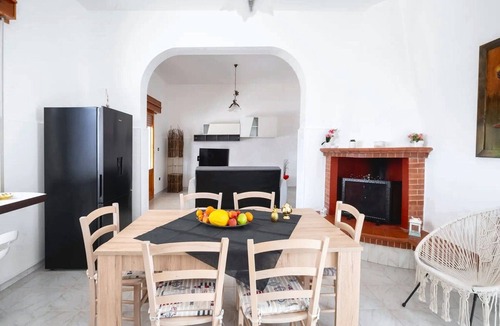 La Strea House | Fronte Mare Exclusive Holiday Home with Sea View, Private Garden, and Air Conditioning