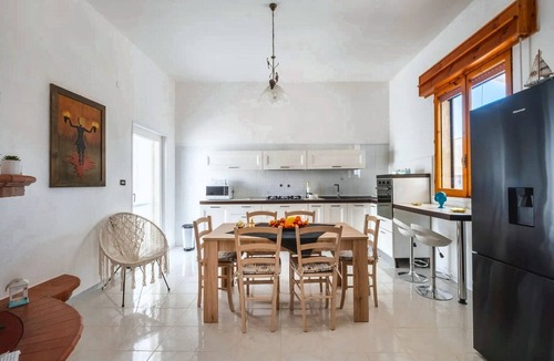 La Strea House | Fronte Mare Exclusive Holiday Home with Sea View, Private Garden, and Air Conditioning
