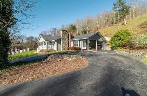 Sugar Grove House | Full Access to our Farm & Petting ZOO + Hot Tub!